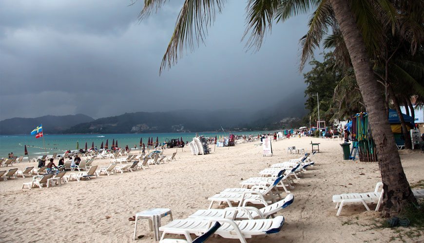 Orage sur la plage de Patong à Phuket