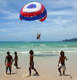 Parachute ascensionnel à Patong Beach